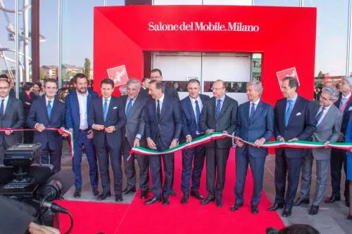 La Custode del Salone non riconosce Conte e lo rimprovera così