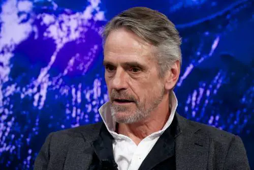 Jeremy Irons compie 75 anni: da Die Hard a Lolita, i suoi 7 migliori film