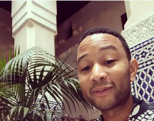 John Legend papà esemplare: "Mettiamo i fasciatoi nei bagni maschili"