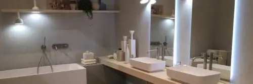 Usa il cellulare nella vasca da bagno: muore folgorata