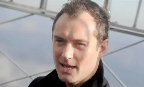 Jude Law, papa in costume bianco a Venezia