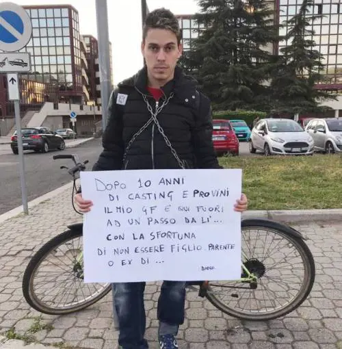 Grande Fratello, escluso da dieci anni si incatena a Cinecittà