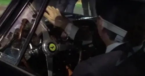 Conte: "Spostatevi". E poi parte a razzo ​alla guida di una Ferrari
