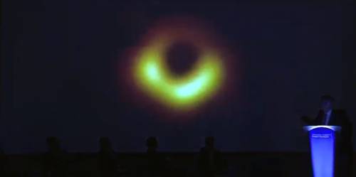 Ecco la prima fotografia al mondo del buco nero