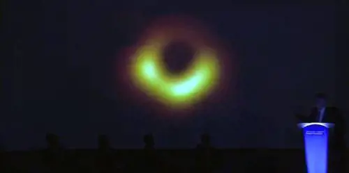 Ecco la prima fotografia al mondo del buco nero