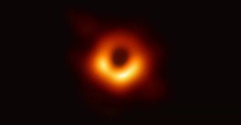 La foto di un buco nero è il cosmo mai visto: "Einstein aveva ragione"
