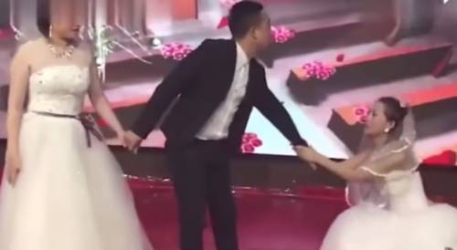 Cina, la ex (in abito da sposa) irrompe durante il matrimonio