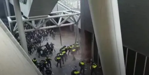 Ajax-Juventus, scontri tra tifosi. Salvini: "Fermati 120 supporter bianconeri"