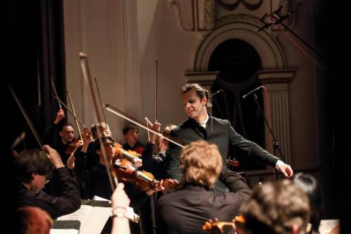 Il "Requiem" di Verdi secondo Currentzis Maxi-concerto da film