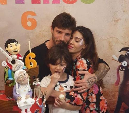 Belen e Stefano De Martino (ufficialmente) insieme per il compleanno di Santiago 