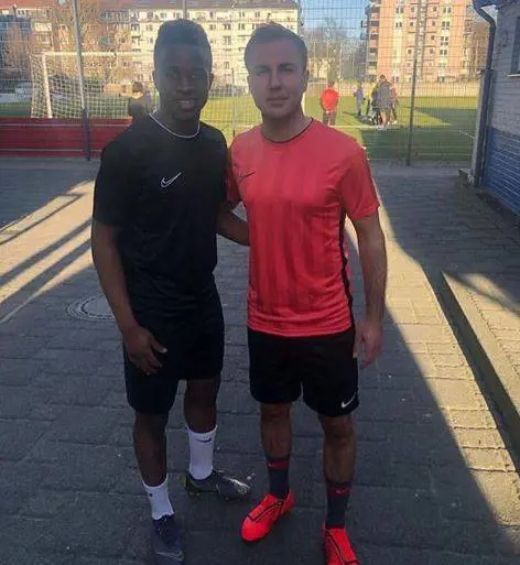 Youssoufa Moukoko con Mario Gotze