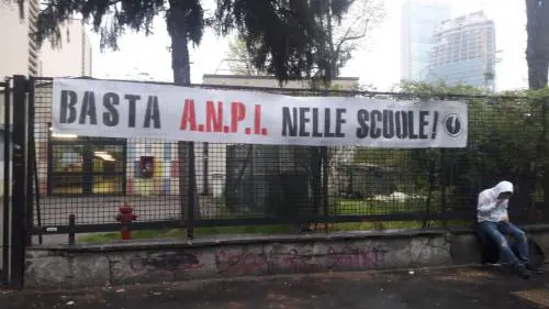 "Basta Anpi nelle scuole". Lo striscione al Liceo Severi fa scatenare la polemica