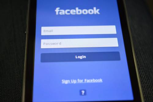 Facebook, una intelligenza artificiale "scoverà" profili dei defunti