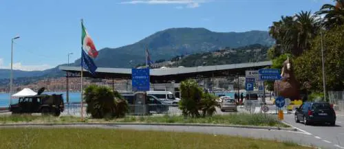 Autista arrestato con 6 migranti: Uber sospende tratta Italia-Francia