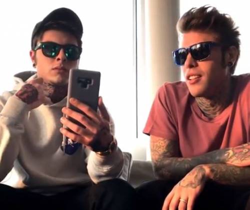 Lo scherzo di Fedez alla nonna: videochiamata con il sosia