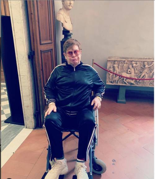 Elton John in sedia a rotelle visita gli Uffizi e cerca casa in Toscana 