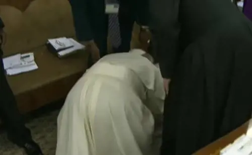 "Bacia piedi ai leader del Sudan": Bergoglio finisce nella bufera