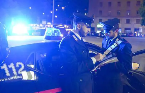 Fuga su un’auto rubata termina contro le transenne
