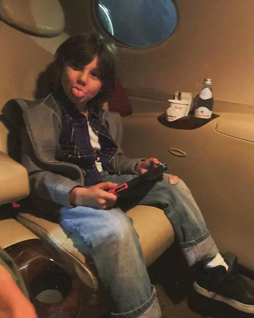 Belen e Santiago su un jet privato. E lei viene sommersa dagli insulti