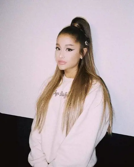 Ariana Grande posta  immagine con scansione del suo cervello "malato" da stress post traumatico