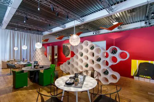 La festa di Superstudio tra alta tecnologia e porcellane vittoriane
