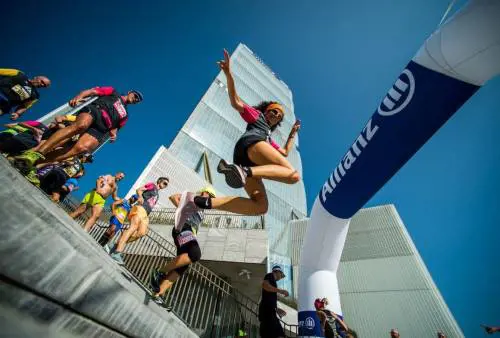 I corridori del cielo "scalano" i 50 piani della Torre Allianz