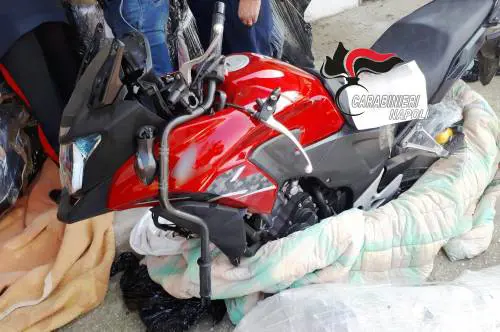 Nella scuderia le moto rubate da esportare: arrestato un ghanese
