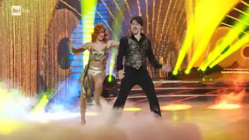 Ballando con le Stelle hot, cede la gonna di Alessandra Tripoli