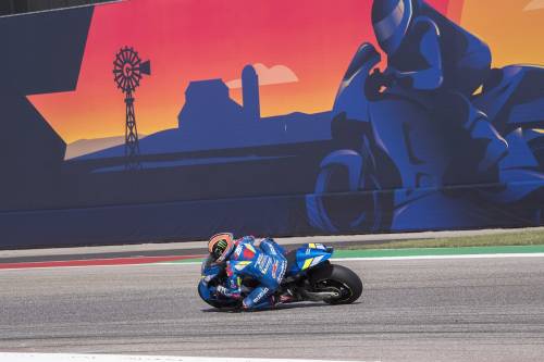 Motogp, Austin: Rins vince davanti a Valentino Rossi. Marquez cade e si ritira