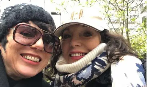 Paura per Joan Collins. Corsa in ospedale a causa di un incendio nel suo appartamento di Londra 