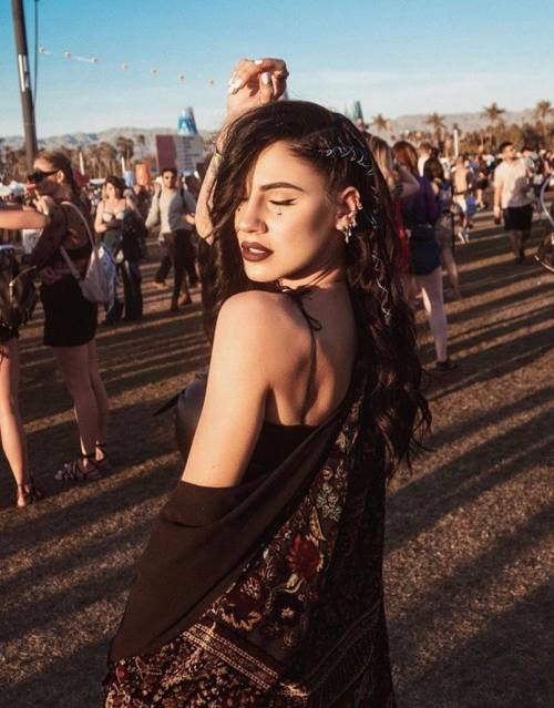 Giulia De Lellis sexy "dark lady" al Coachella Festival