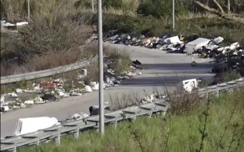 Il degrado della campagna romana, la Valle Galeria è una discarica a cielo aperto