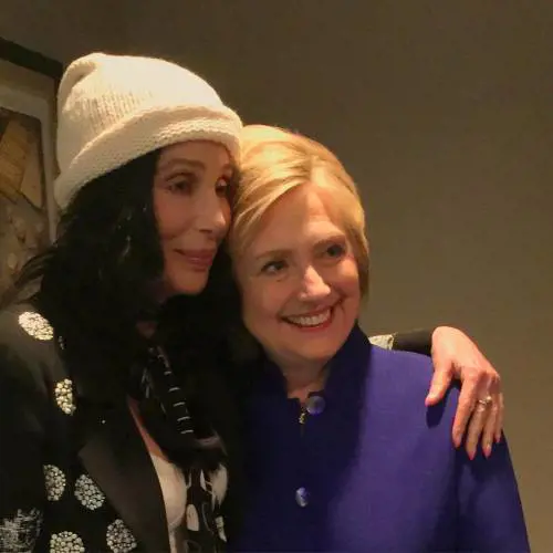 Cher non vuole clandestini a Los Angeles. Ed è lite col figlio di Trump