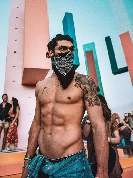 Coachella, gli influencer italiani tra fisici scolpiti e curiose mascherine
