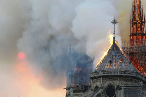 Parigi, la cattedrale di Notre Dame in fiamme