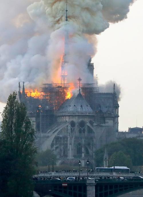 Incendio Notre-Dame, Trump: "Usare aerocisterne". Ma gli esperti: "Più dannoso"