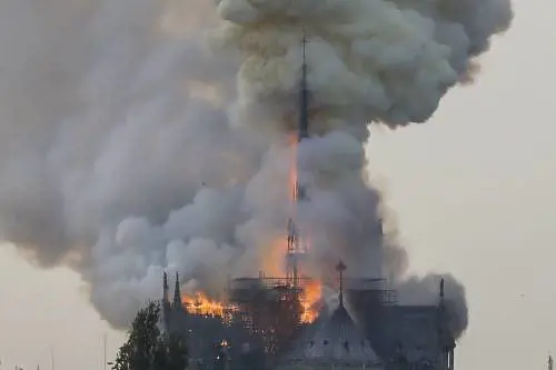 Notre-Dame, il momento del crollo della guglia