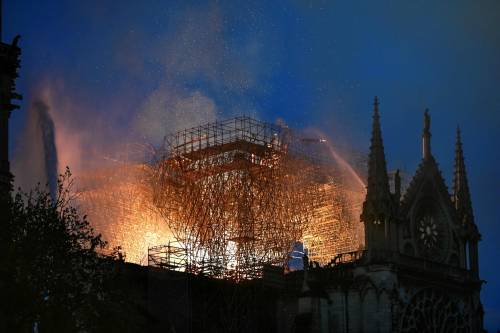 Parigi, in fiamme la cattedrale di Notre Dame