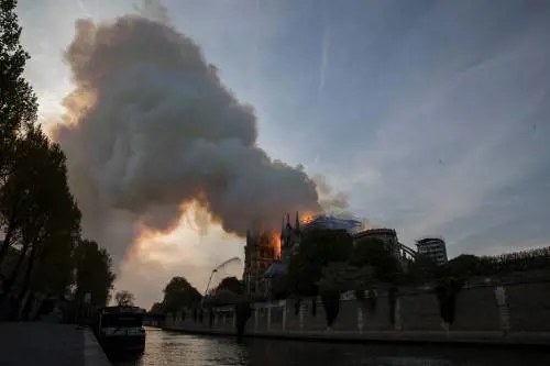 La gente piange e si inginocchia: "Spettacolo che stringe il cuore"