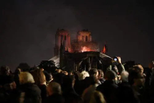 Tutto il mondo si muove: "Come possiamo aiutarvi?"