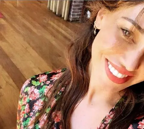 Belen insultata sui social "Più plastica sul tuo corpo che in fondo al mare"