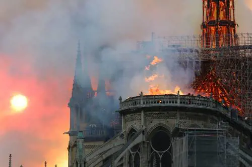 Notre-Dame, resta solo l'essenziale