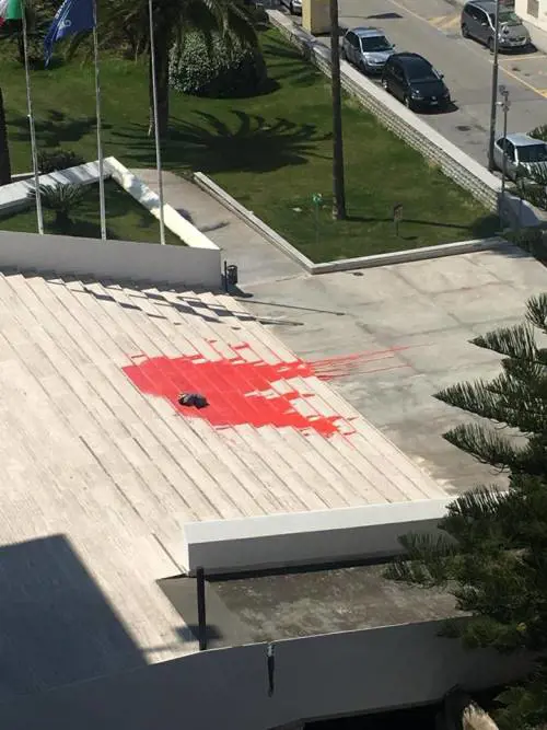 Reggio Calabria, al consiglio regionale vernice rossa sulle scale e un manichino senza testa e arti