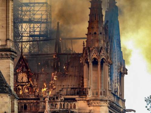 Flop sicurezza e antincendio: ecco tutte le falle dietro il rogo di Notre-Dame