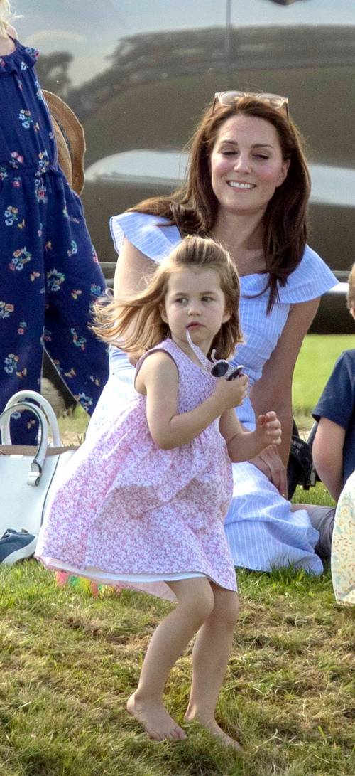 La Principessa Charlotte sulle spalle di Kate Middleton