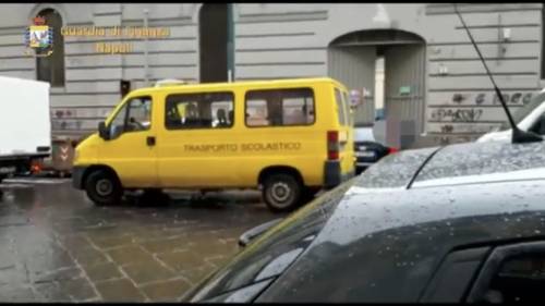 Scuolabus abusivi e pericolosi sequestrati dalla guardia di finanza a Napoli