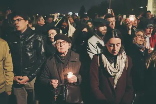 Lacrime e preghiere in strada: così Parigi si è riscoperta cristiana