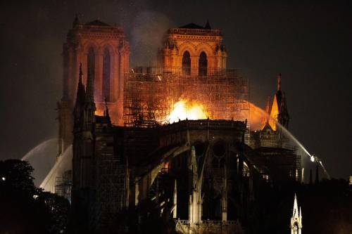 Notre Dame in fiamme: le foto del salvataggio