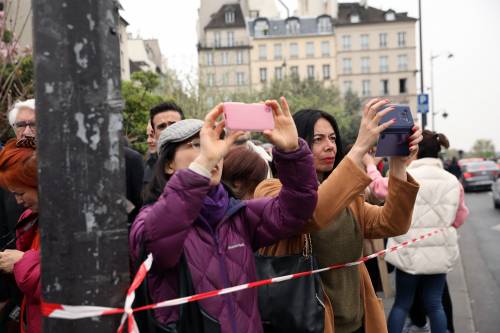 Parigi, selfie tra le macerie. E l'agenzia fa pubblicità sfruttando il rogo