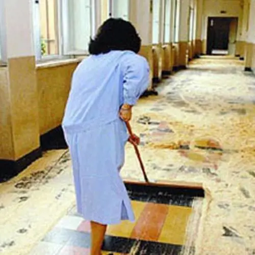 Violenza in classe: la bidella palpeggia il seno alla docente